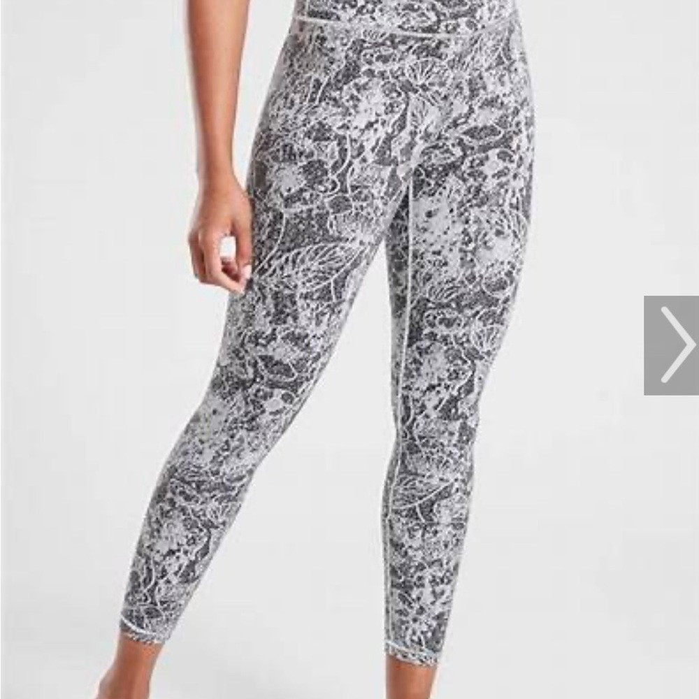 Athleta Elation Graffiti 7/8 Leggings / Tights